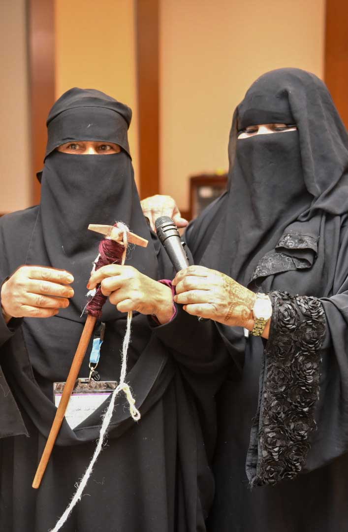 يتعلم المزارعون كيفية معالجة محاصيلهم وتحويلها إلى منتجات تُباع بأسعار أعلى.